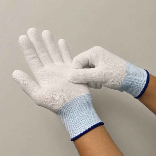 Hands wearing knitted gloves made from Hong&rsquo;an DTY yarn